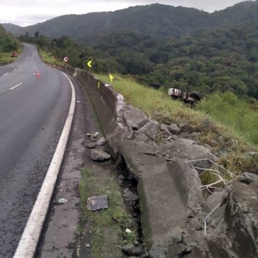 idoso-morre-apos-caminhao-cair-de-ribanceira-em-rodovia-no-interior-de-sp