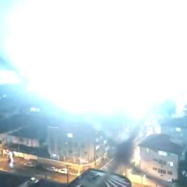 explosao-em-transmissor-de-energia-deixa-bairro-em-santos-sem-energia-eletrica;-video