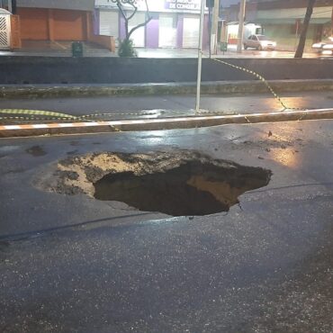 cratera-abre-em-avenida-de-santos-apos-tubulacao-de-esgoto-romper