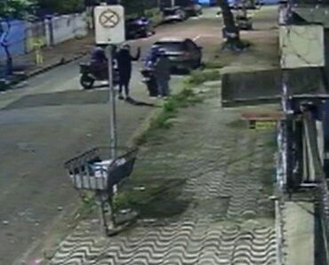 criminosos-roubam-moto-de-casal-e-por-pouco-nao-causam-acidente-no-litoral-de-sp;-video