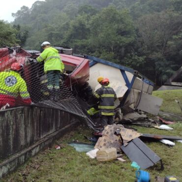 motorista-morre-ao-tombar-carreta-em-rodovia-no-litoral-de-sp