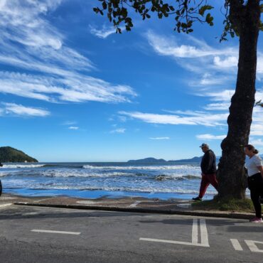 mar-engole-faixa-de-areia-em-praias-no-litoral-de-sp-em-dia-de-ressaca;-video