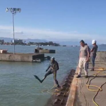 mergulhadores-fazem-vistoria-em-atracadouro-que-foi-engolido-pelo-mar-no-litoral-de-sp;-video