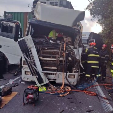 colisao-entre-duas-carretas-e-um-carro-tem-uma-vitima-presa-nas-ferragens-em-rodovia-de-sp