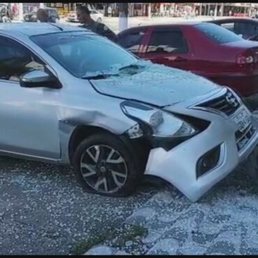 idosa-tem-mal-subito,-‘troca’-a-re-pelo-acelerador-do-carro-e-invade-loja-de-moveis-no-litoral-de-sp;-video