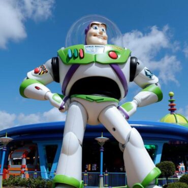 filme-“lightyear”-da-disney-e-banido-de-paises-muculmanos-por-beijo-gay