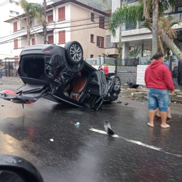 carro-desgovernado-destroi-arvores,-capota-e-espalha-latas-de-cerveja-no-litoral-de-sp:-‘molecada-fez-a-festa’;-video