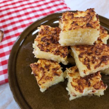 ‘mane-pelado’-e-o-tipico-bolo-de-mandioca-ralada,-que-fica-cremoso-e-perfeito-para-a-festa-junina;-aprenda