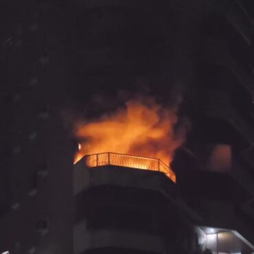 incendio-atinge-apartamento-e-deixa-varanda-em-chamas-em-guaruja;-video