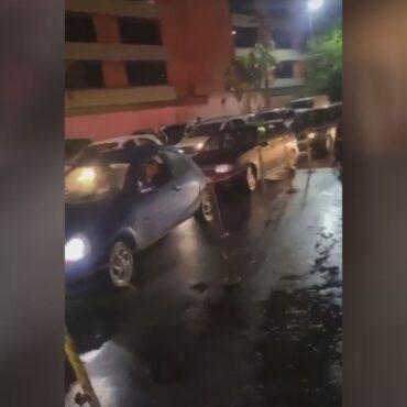 motorista-tenta-passar-por-cobranca-automatica-sem-pagar-e-gera-confusao-na-travessia-de-balsas-entre-santos-e-guaruja;-video