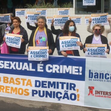 bancarios-protestam-no-litoral-de-sp-contra-assedio-sexual-de-pedro-guimaraes,-presidente-da-caixa