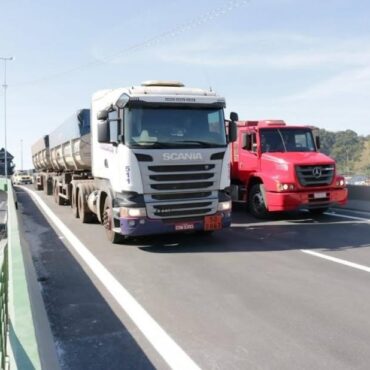 autoridades-se-reunem-para-discutir-sobre-estacionamento-de-caminhoes-no-porto-de-santos