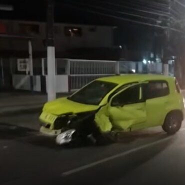 carro-desgovernado-fica-destruido-apos-bater-e-derrubar-semaforos-e-placa-de-transito-em-sp;-video