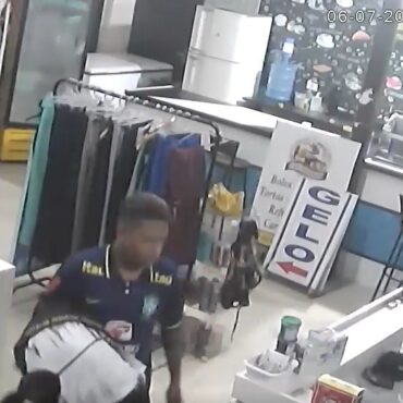 criminoso-e-flagrado-fazendo-a-limpa-em-loja-de-roupas-em-sp;-video