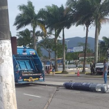 criminosos-roubam-caminhoes-de-lixo-e-derrubam-totens-de-seguranca-no-litoral-de-sp;-video