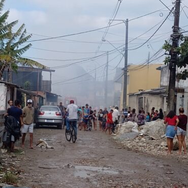 incendio-destroi-moradias-em-comunidade-no-litoral-de-sp