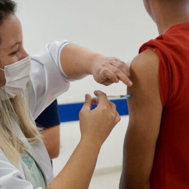 guaruja-inicia-vacinacao-de-quarta-dose-para-pessoas-com-35-anos-ou-mais