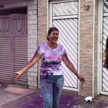 cha-revelacao-da-errado-em-sp-e-tia-da-gravida-e-coberta-por-po-roxo;-video