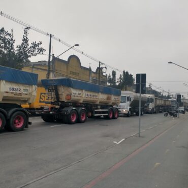 fila-de-caminhoes-no-centro-de-santos-prejudica-o-transito;-motoristas-reclamam-de-problemas-no-acesso-a-balanca