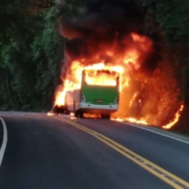 colisao-frontal-entre-carro-e-onibus-mata-duas-pessoas-no-interior-de-sp;-video