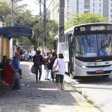 lei-que-institui-programa-de-combate-ao-assedio-sexual-no-transporte-publico-entra-em-vigor-em-guaruja,-sp