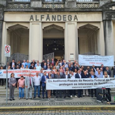 auditores-fiscais-realizam-protesto-em-frente-a-alfandega-de-santos;-video