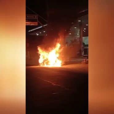 kombi-fica-destruida-apos-pegar-fogo-em-posto-de-combustiveis-no-litoral-de-sp;-video