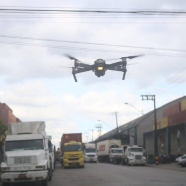 drone-e-utilizado-para-monitorar-transito-na-area-da-alemoa-industrial,-em-santos,-sp