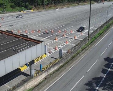 carreta-tomba,-espalha-soja-pela-pista-e-interdita-a-rodovia-anchieta,-sp