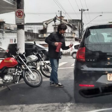 menino-de-15-anos-vende-cafe-no-semaforo-para-realizar-o-sonho-de-abrir-o-proprio-negocio-no-litoral-de-sp