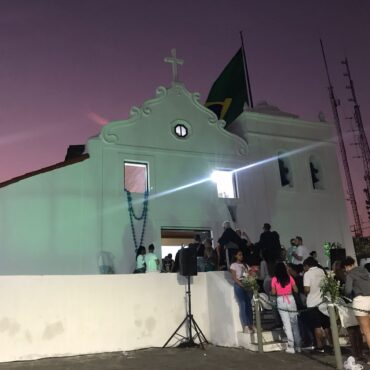 fe-e-emocao-marcam-o-dia-de-nossa-senhora-do-monte-serrat,-a-padroeira-de-santos;-fotos