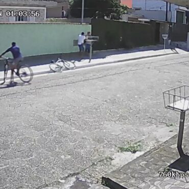 mulher-luta-com-assaltante-de-bicicleta-que-foge-com-os-objetos-dela-no-litoral-de-sp;-video