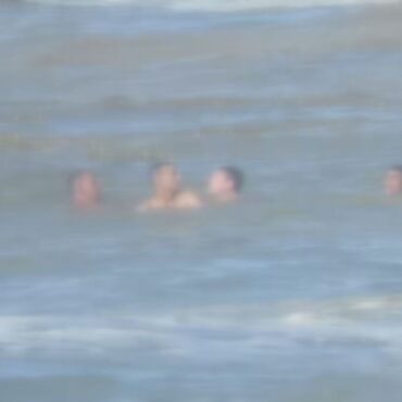 bombeiro-de-folga-salva-pai-e-dois-filhos-que-estavam-sendo-arrastados-pelo-mar-no-litoral-de-sp;-video