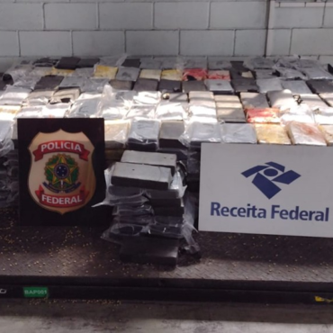 mais-de-700-kg-de-cocaina-sao-encontrados-em-sacas-de-cafe-no-porto-de-santos,-sp