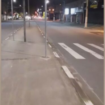 placas-sao-instaladas-no-meio-da-ciclovia-e-obrigam-usuario-a-andar-em-zigue-zague-no-litoral-de-sp;-video