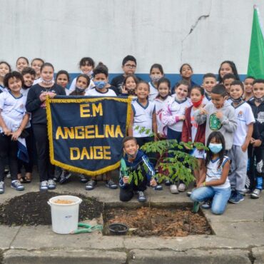 no-dia-da-arvore,-alunos-da-escola-angelina-daige-plantam-muda-de-pau-brasil