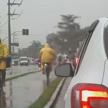 temporal-congestiona-estradas,-gera-lentidao-na-travessia-de-balsas-e-alagamentos-em-santos,-sp