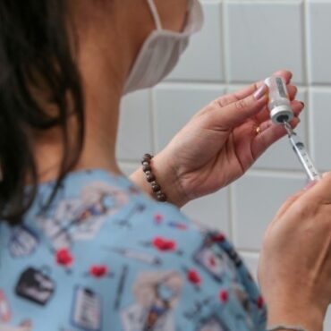 vacinacao-para-criancas-com-tres-anos-contra-a-covid-19-em-guaruja-comeca-na-segunda-feira