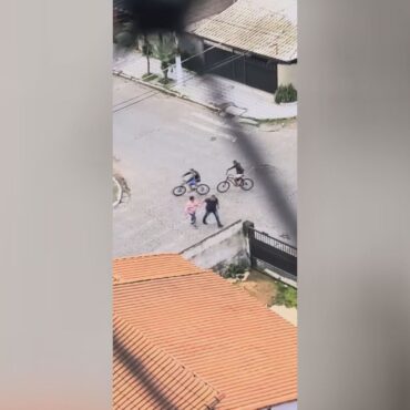 quarteto-de-bicicleta-cerca-e-assalta-casal-que-caminhava-na-rua-em-praia-grande;-video