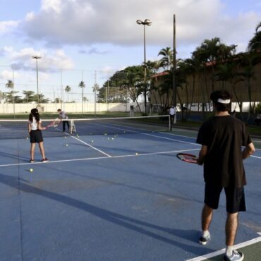 tenis-de-quadra-abre-participacao-de-guaruja-nesta-quarta-feira,-em-sao-sebastiao