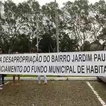 moradores-temem-ser-despejados-e-protestam-em-frente-ao-gabinete-do-prefeito-de-bertioga