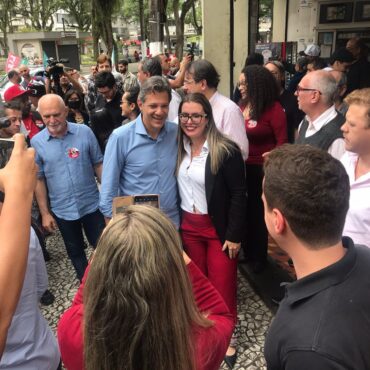 haddad-defende-vacinacao,-escolas-em-periodo-integral-e-parcerias-com-terminais-portuarios-durante-campanha-em-santos