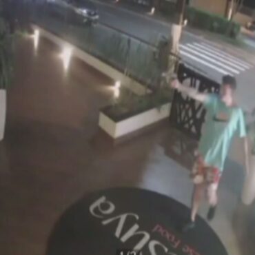 atirador-invade-restaurante-no-litoral-de-sp,-mata-duas-pessoas-e-e-preso-apos-fugir-e-fazer-refens-em-pizzaria;-video