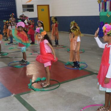 escola-de-guaruja-presta-homenagens ao-seu patrono, a primavera e aos professores