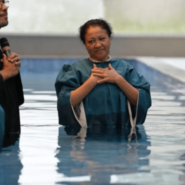 surda-se-converte-e-e-batizada-apos-ir-a-culto-com-traducao-de-libras