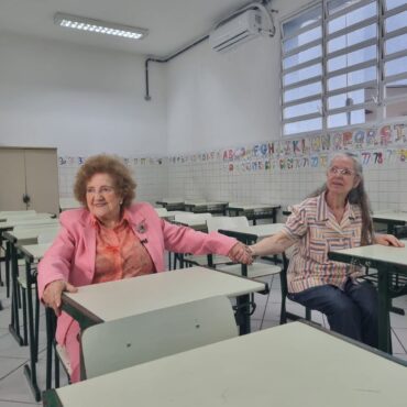 apos-60-anos,-professora-e-ex-aluna-voltam-a-escola-onde-se-conheceram-em-encontro-emocionante-no-litoral-de-sp;-video