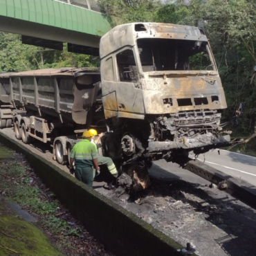 carreta-pega-fogo-na-rodovia-anchieta,-em-cubatao,-e-causa-lentidao