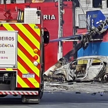 carro-pega-fogo-apos-motorista-perder-controle-da-direcao-e-derrubar-poste-no-litoral-de-sp;-video