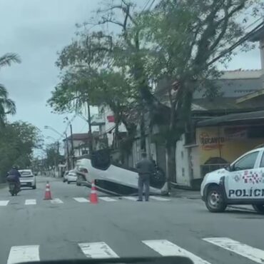 carro-capota-apos-ser-atingido-por-veiculo-que-fez-conversao-proibida-no-litoral-de-sp;-video