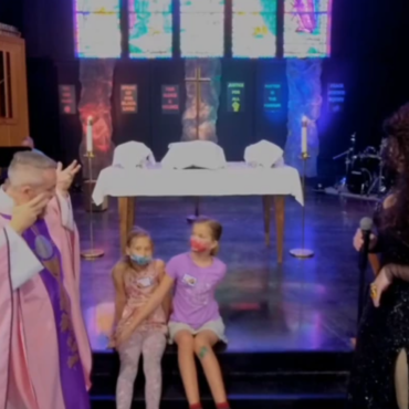 pastor-convida-drag-queen-para-ensinar-criancas-em-igreja-dos-eua